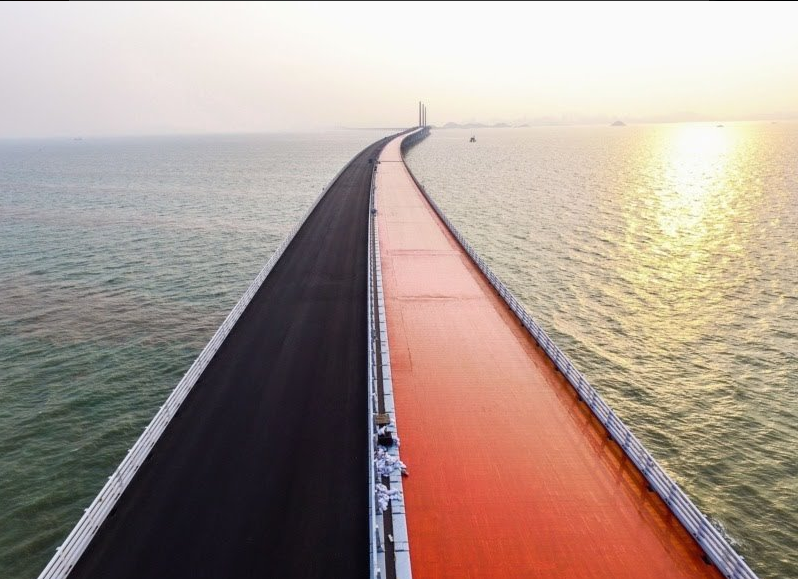 Как выглядит самый длинный морской мост в мире: невероятное видео