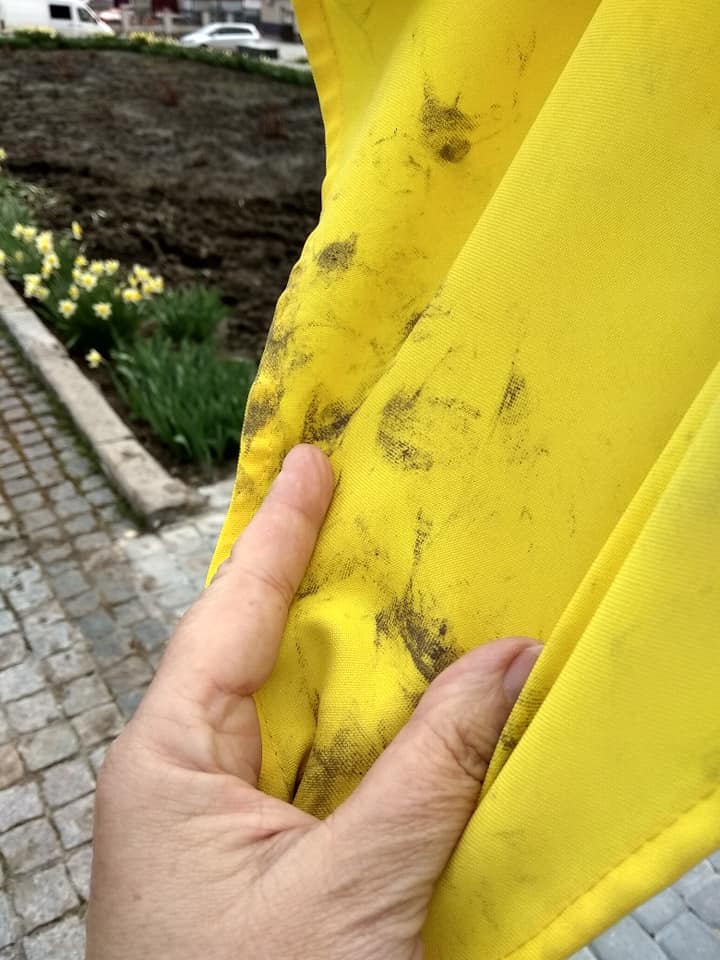 Колишній зек витирав брудні руки об прапор України: слів просто не вистачає (фото)