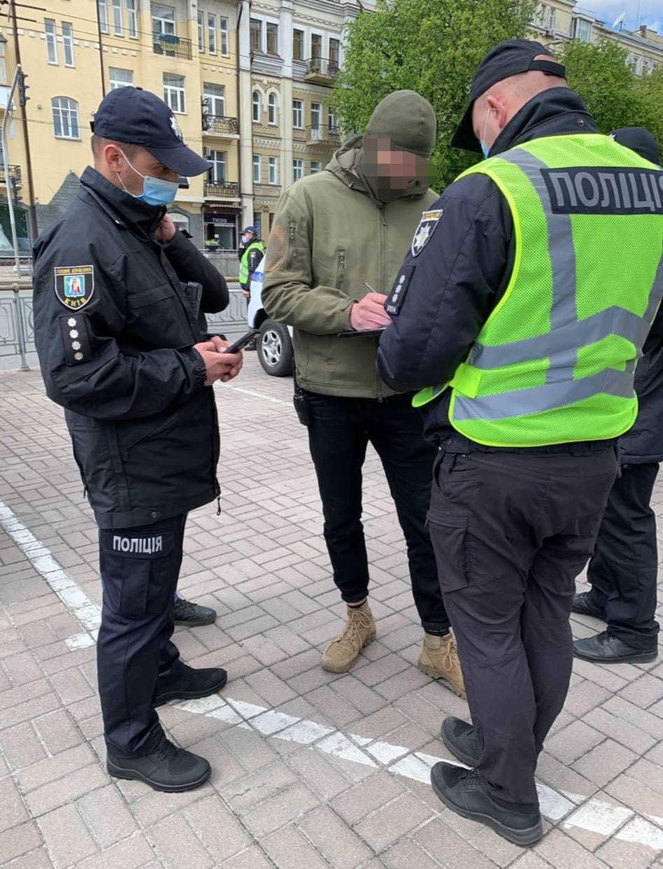 В центре Киева подросток показал "зигу" ветерану 9 мая: видео инцидента и наказания