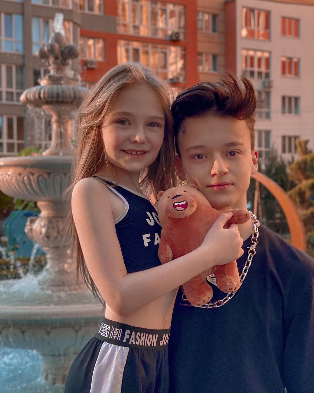 Скандальная 8-летняя блогерша вернулась к 13-летнему бойфренду и они уже снимают новые видео