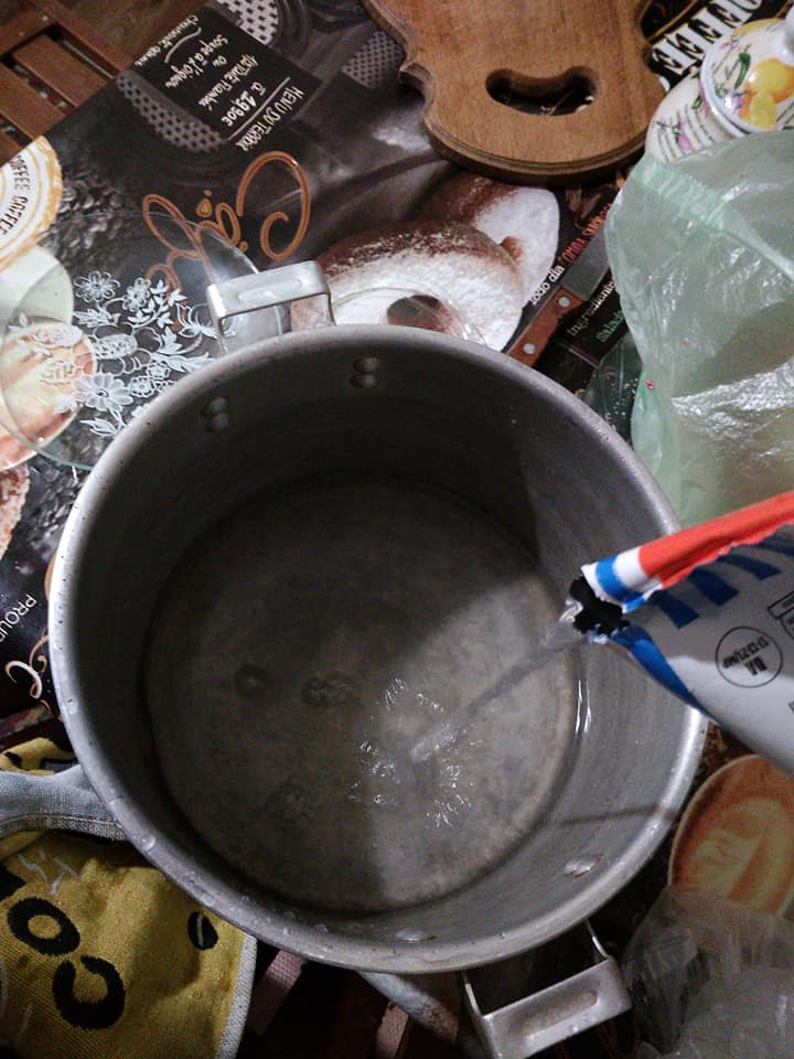 Вода вместо молока: украинцы жалуются на производителя молочки, а те оправдываются