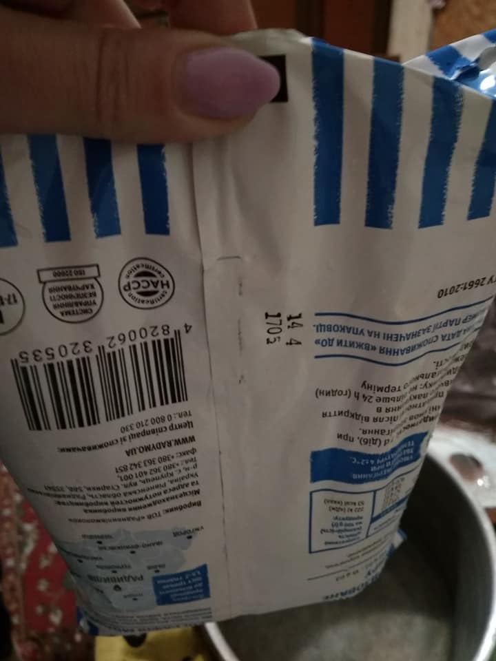 Вода вместо молока: украинцы жалуются на производителя молочки, а те оправдываются