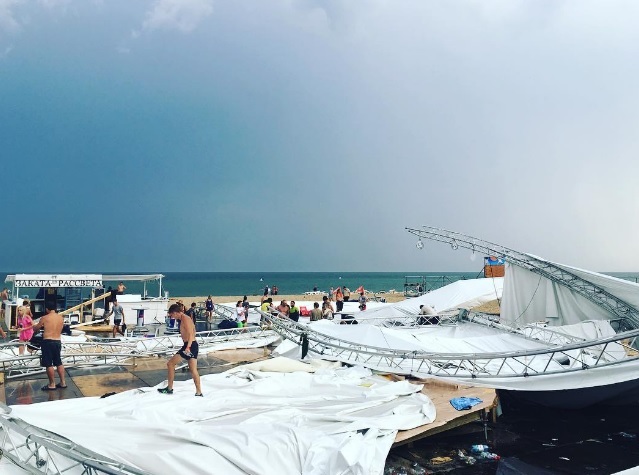 Ураган в Затоке снес сцену на фестивале, есть погибшие и раненые