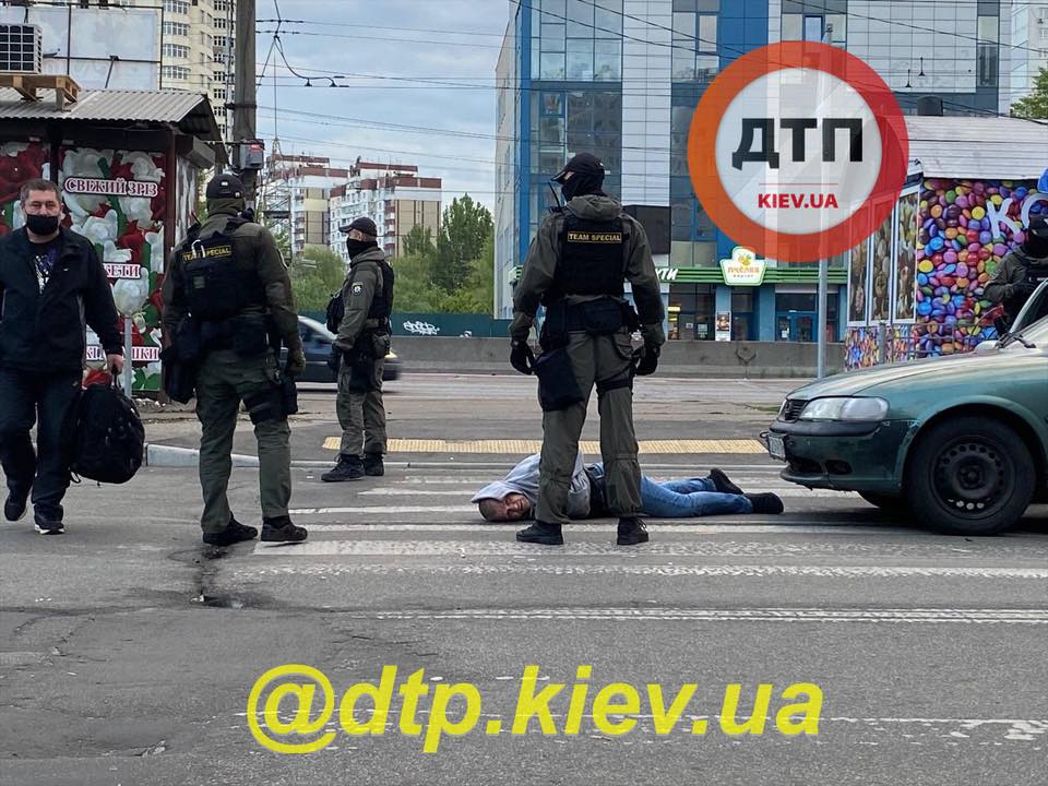 В Киеве сотрудник ПриватБанка с подельником подорвали банкомат и украли деньги: оба - бывшие зэки