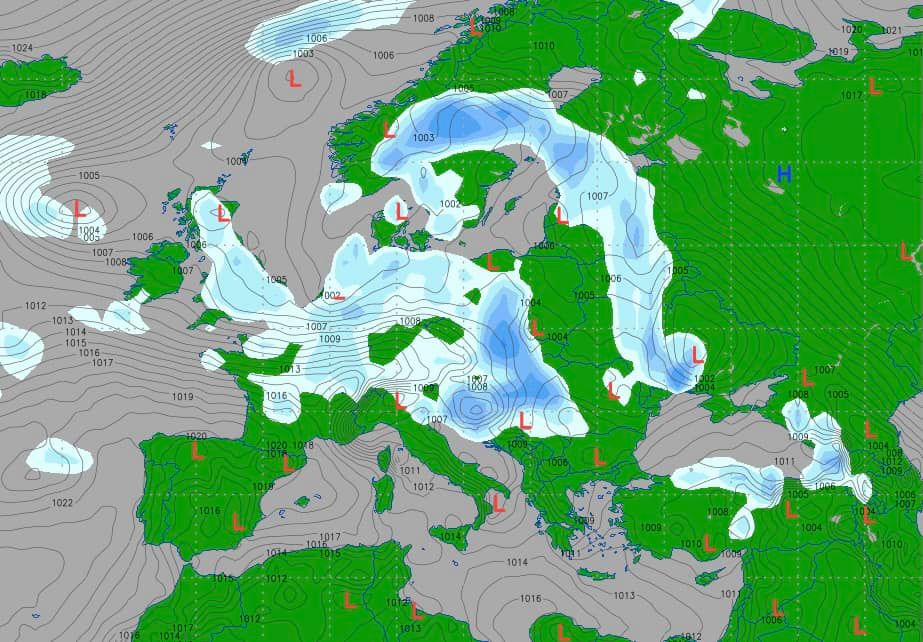 Циклон несет в Украину грозы и похолодание: где и когда ухудшится погода
