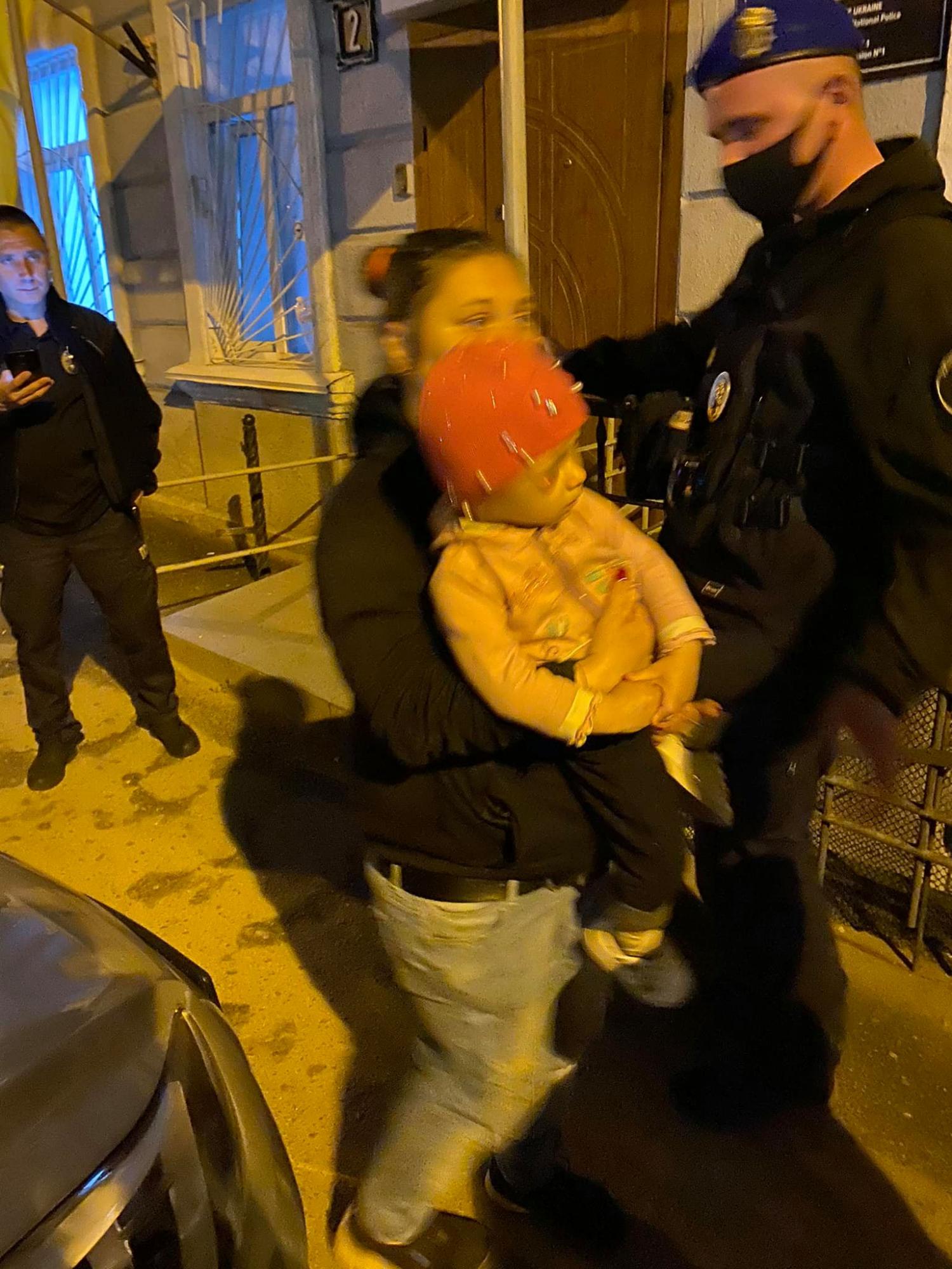 В Одессе у горе-родителей забрали детей: они просили еду через форточку