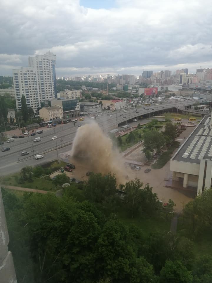 У Києві забив потужний "гейзер": машинам повибивало скло