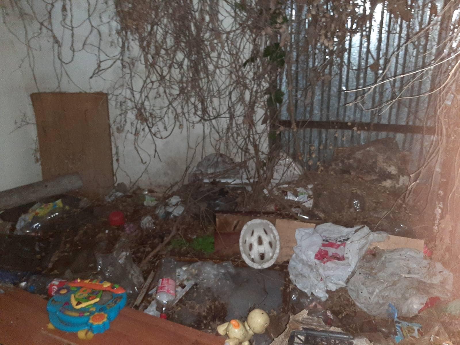 В Одессе у горе-родителей забрали детей: они просили еду через форточку