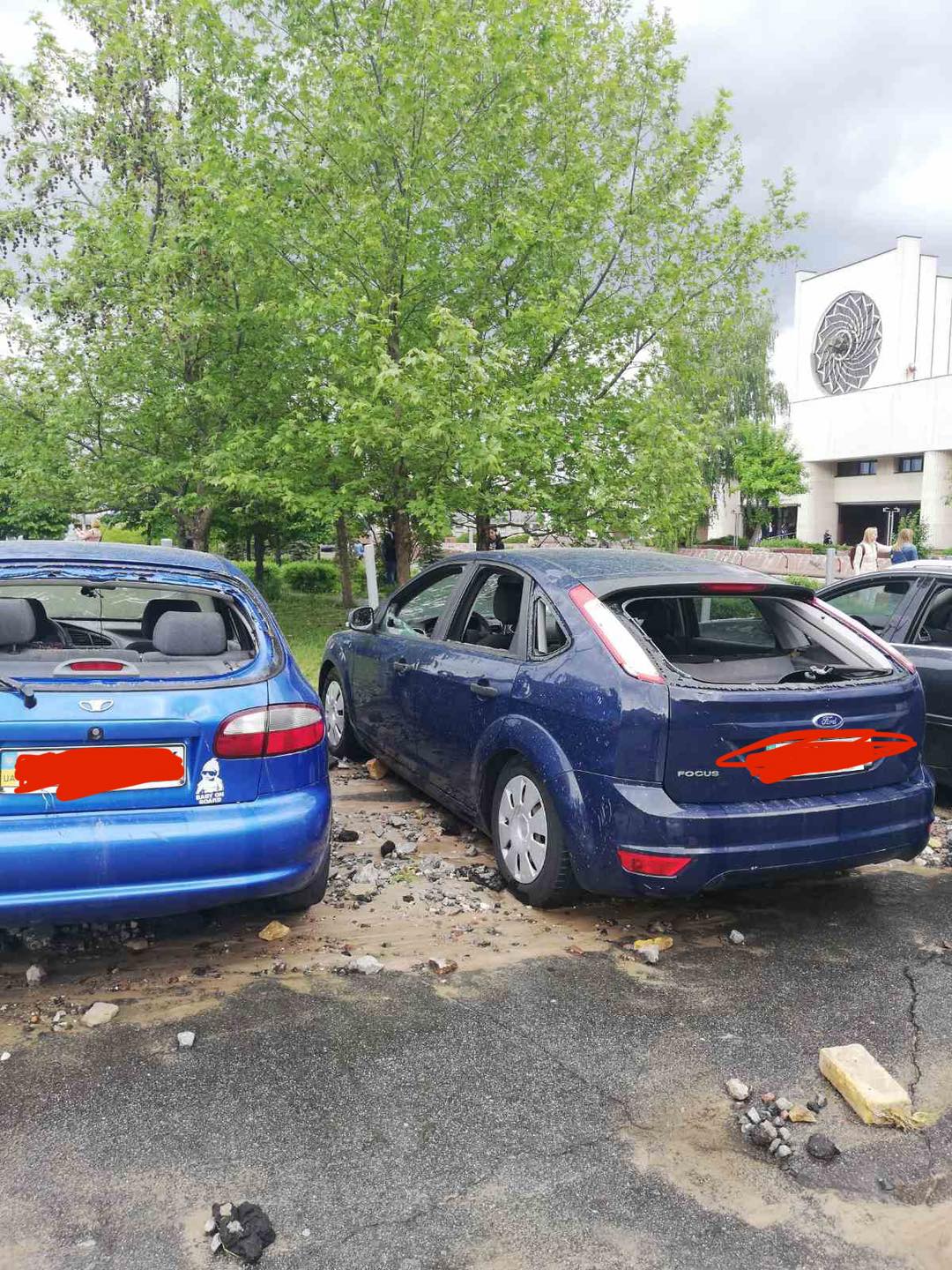 У Києві забив потужний "гейзер": машинам повибивало скло