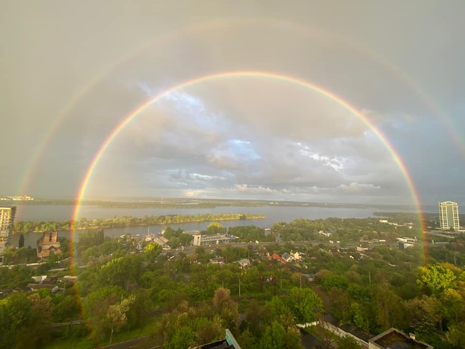 Над Днепром раскинулась шикарная тройная радуга: "глаз не оторвать" (фото)