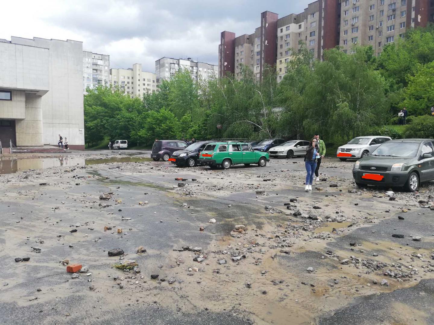 У Києві забив потужний "гейзер": машинам повибивало скло