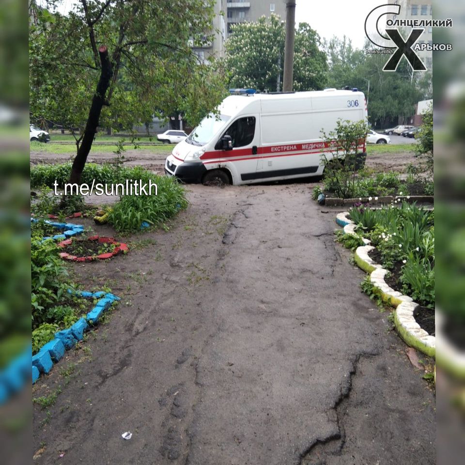 В Харькове скорая застряла в болоте: горожане в ярости (фото)