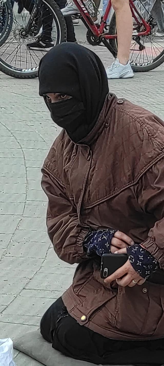 У Чернівцях помітили жебрачку-"ніндзю" з iPhone: фото підірвало мережу