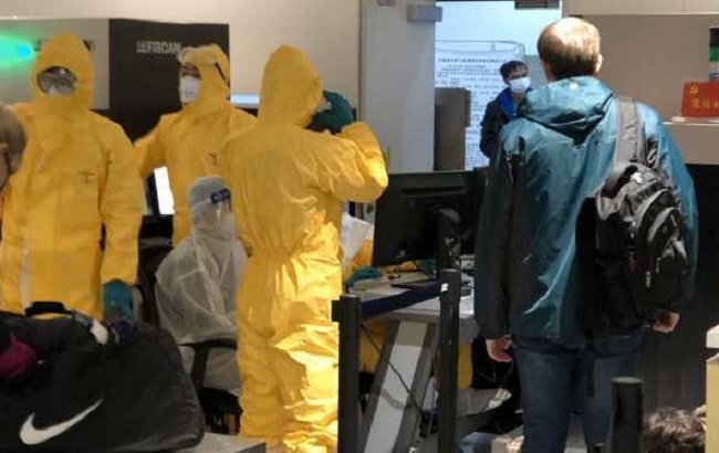 Украинцы проходят медицинский контроль перед вылетом из Китая
