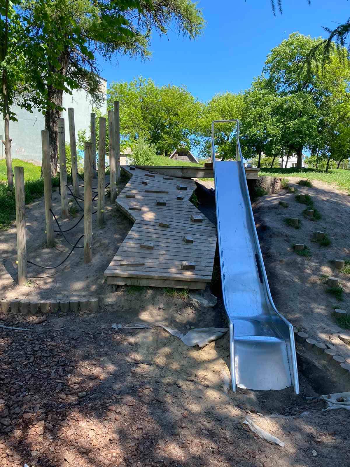 В Ровно ребенок лишился пальца после катания на горке: "сколько же можно терпеть?"