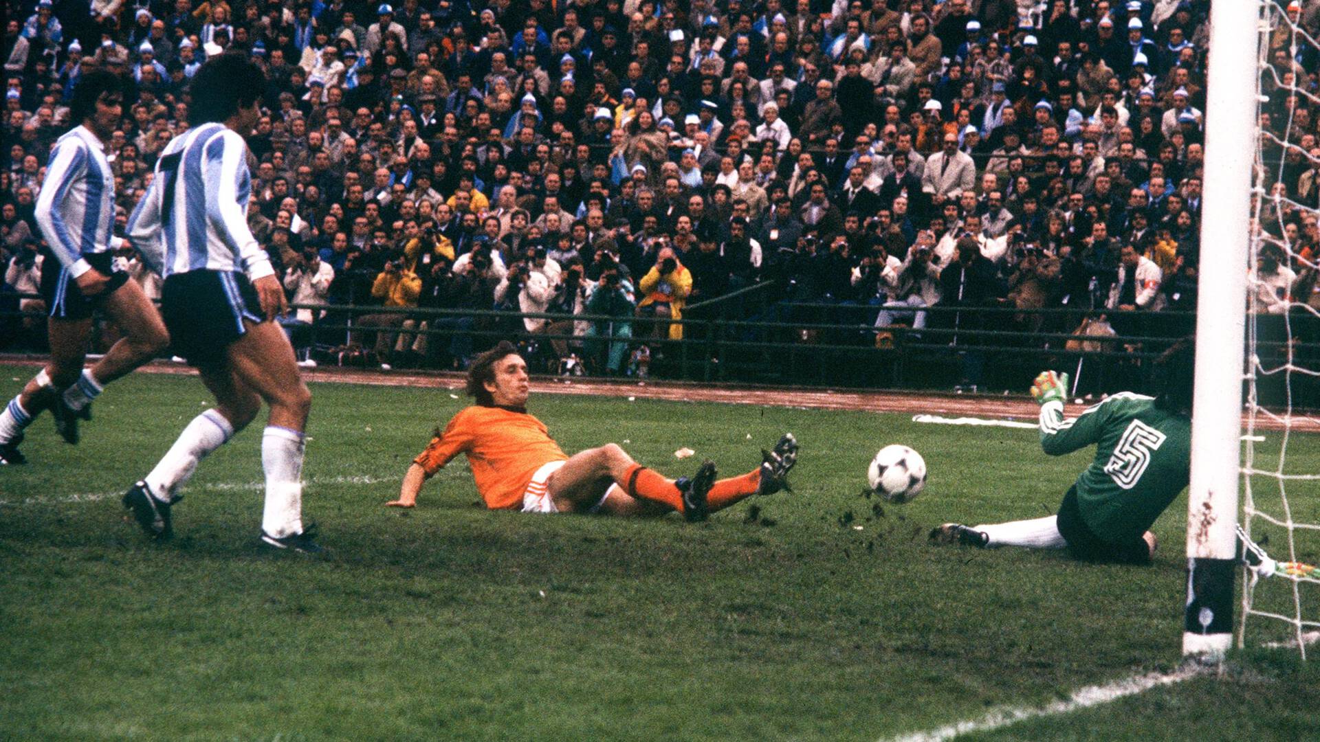 Автор 1000 гола на ЧМ: умер легендарный футболист "Человек-Змея"