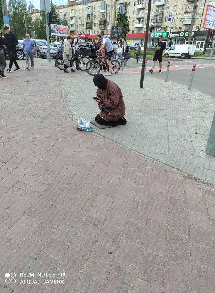 У Чернівцях помітили жебрачку-"ніндзю" з iPhone: фото підірвало мережу