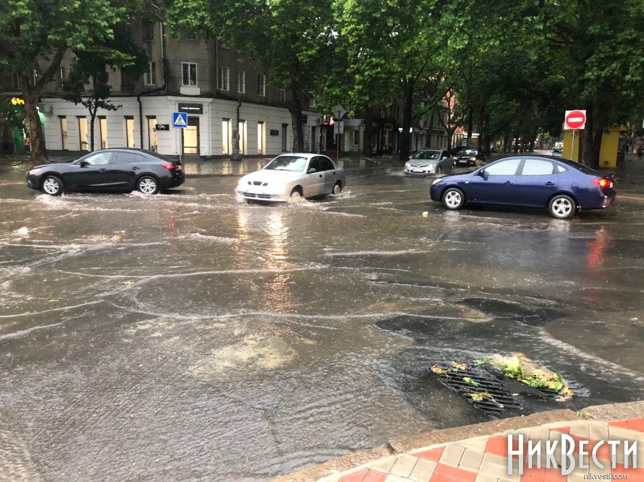 Потужна злива в Миколаєві за годину перетворила вулиці на озера (відео)