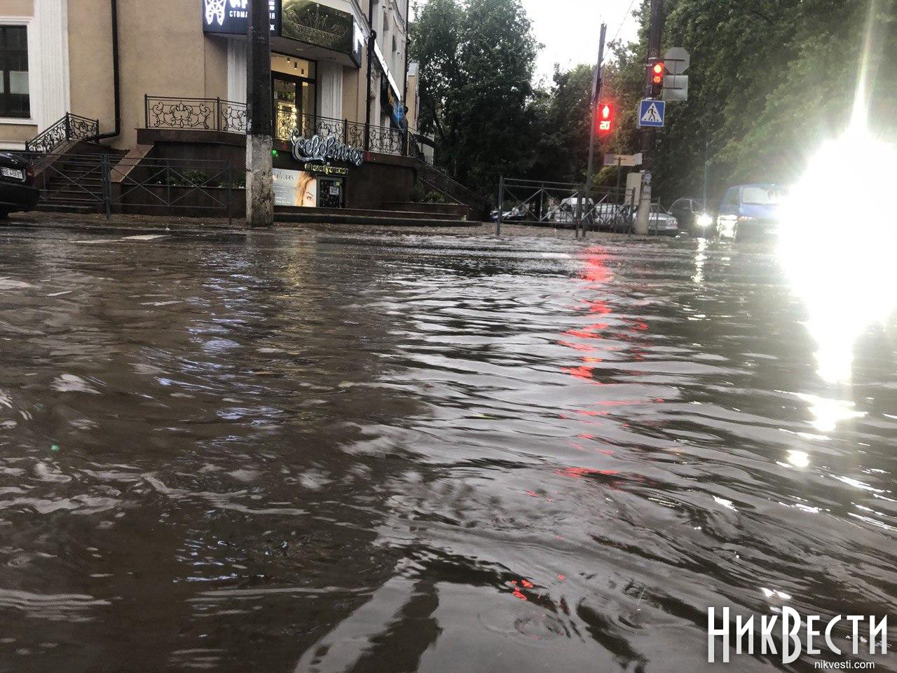 Потужна злива в Миколаєві за годину перетворила вулиці на озера (відео)