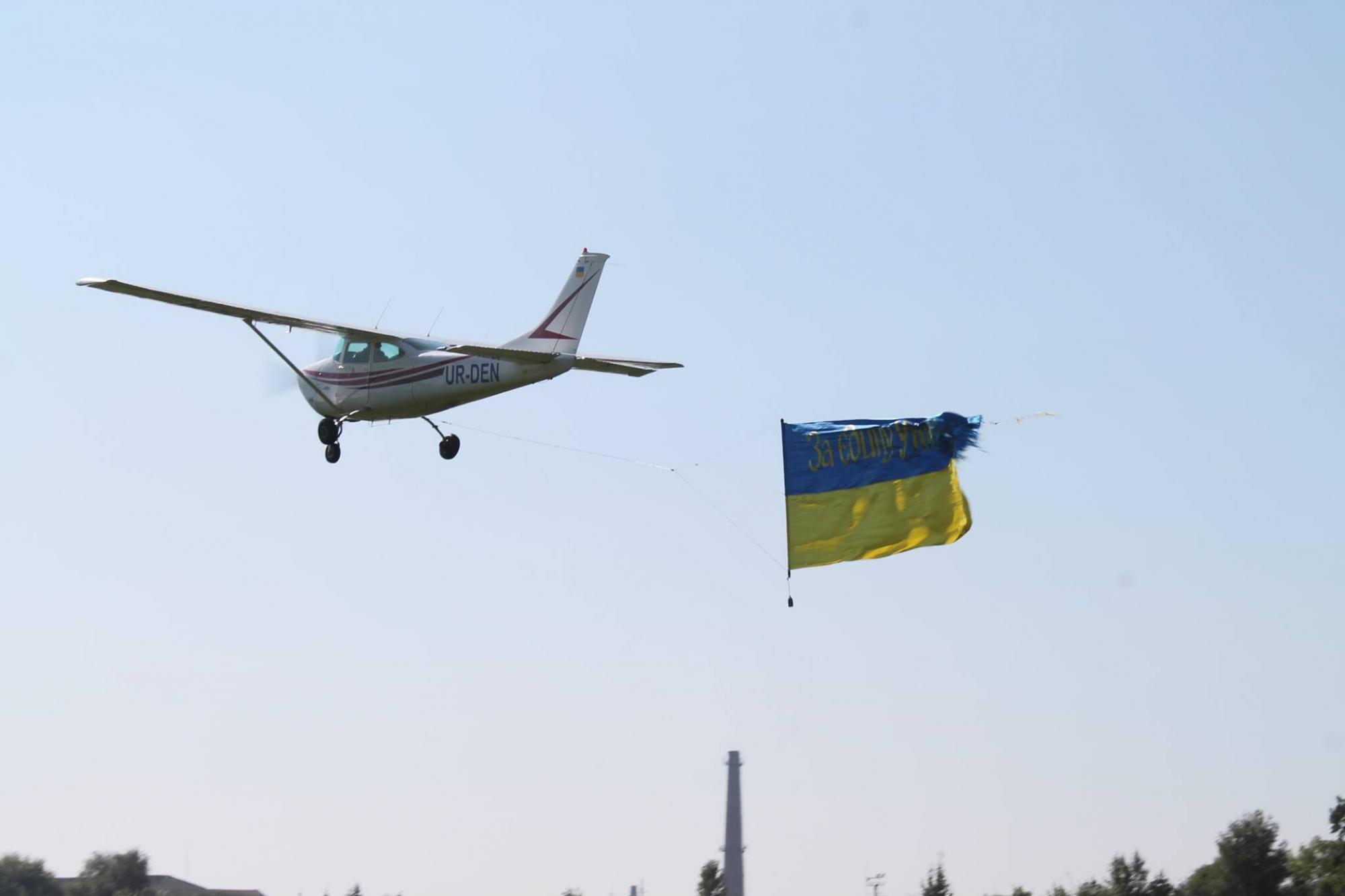 Рекордный полет, крушение в Гималаях и "небесные" трюки: что известно о погибшем на Прикарпатье пилоте