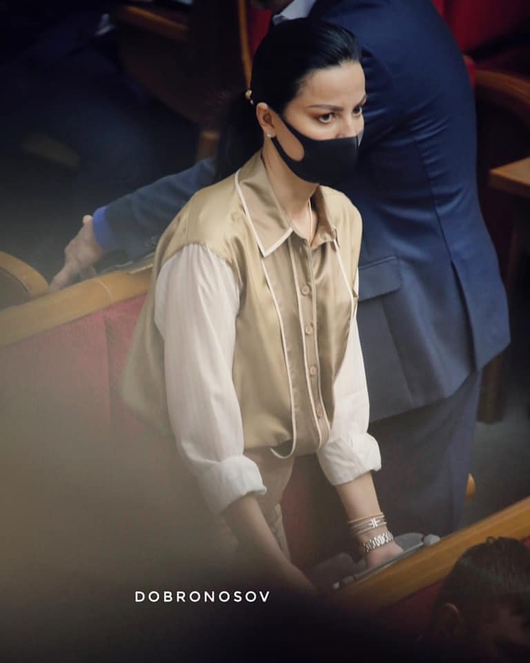 Нардеп разгневала сеть дорогими вещами: пришла в Раду обсуждать законопроект "об олигархах"