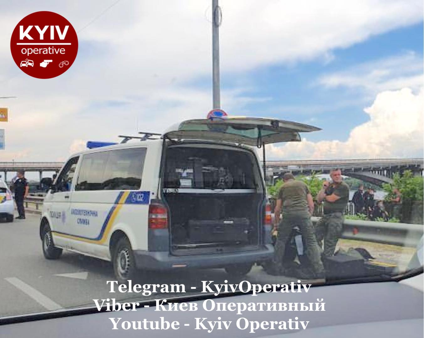 В Киеве на мосту Метро работает полиция и взрывотехники. Там обнаружили "подозрительный предмет"