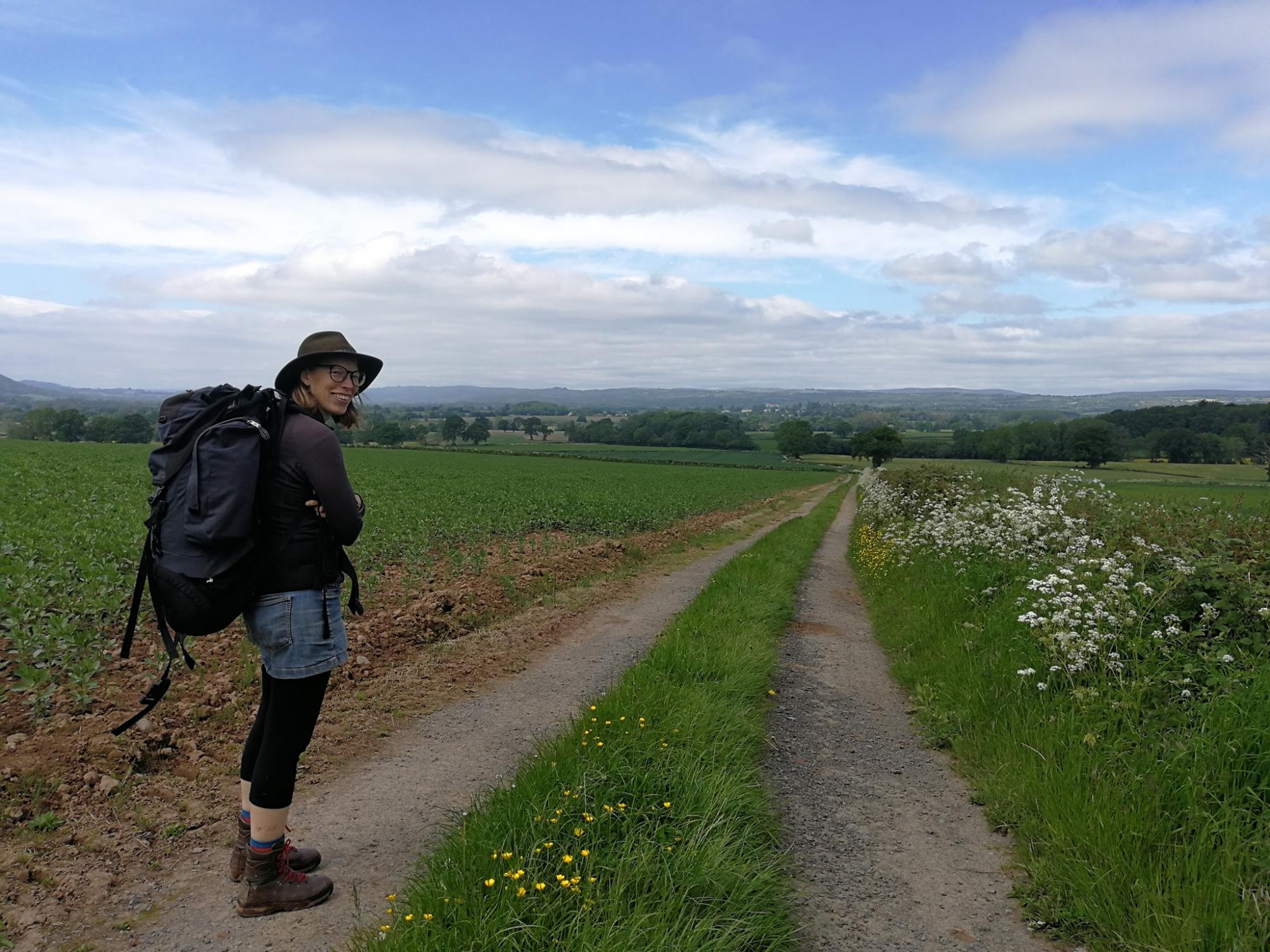 Онкобольная британка три года шла пешком от Киева до Уэльса: путешествие показала на фото