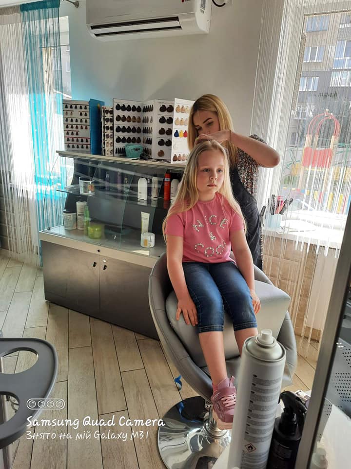 Второклассница из Шепетовки пожертвовала своими волосами ради спасения онкобольной девочки (фото)