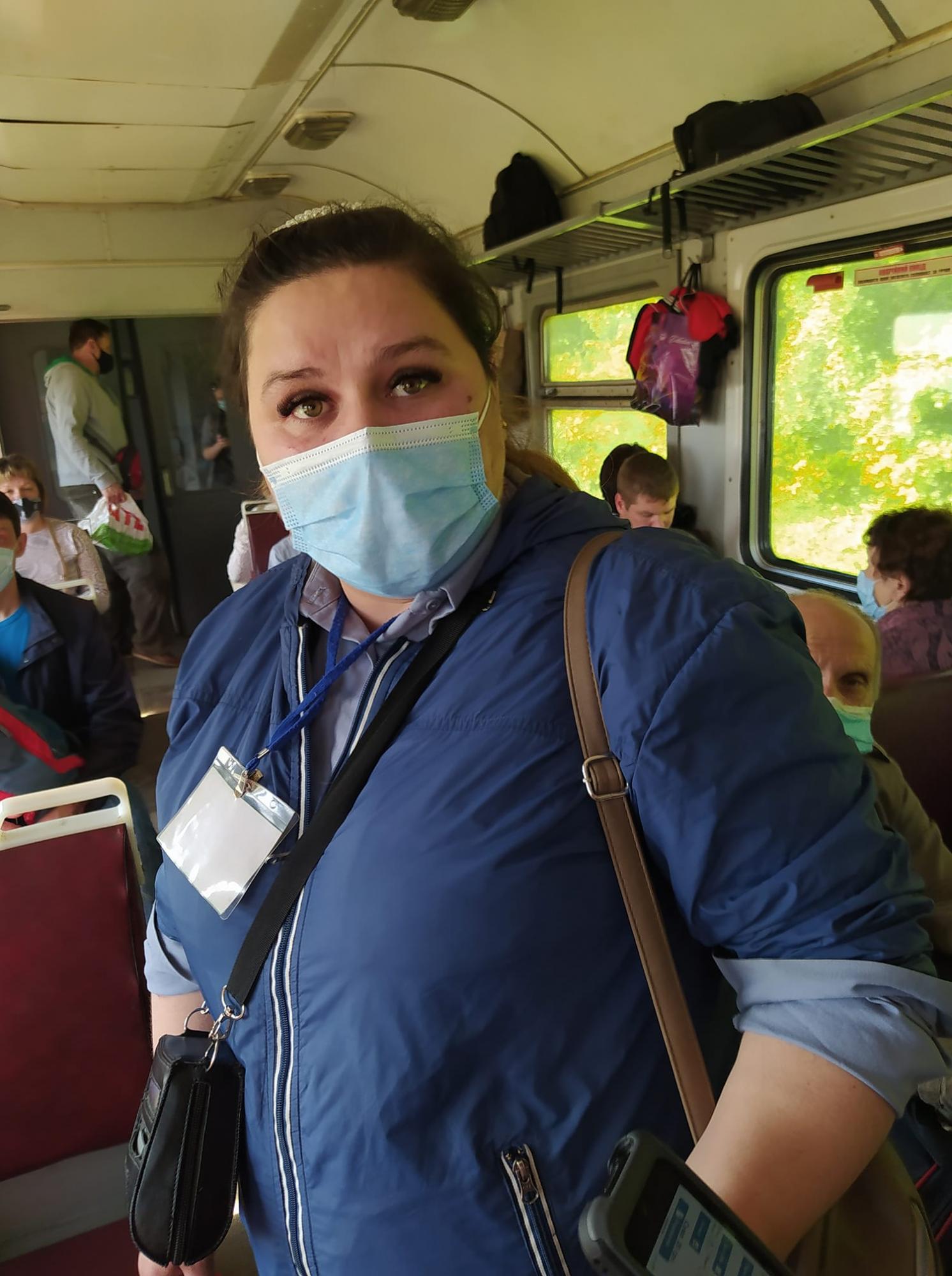 Укрзалізниця потрапила в скандал з касиром: збирає гроші, але не дає квитки