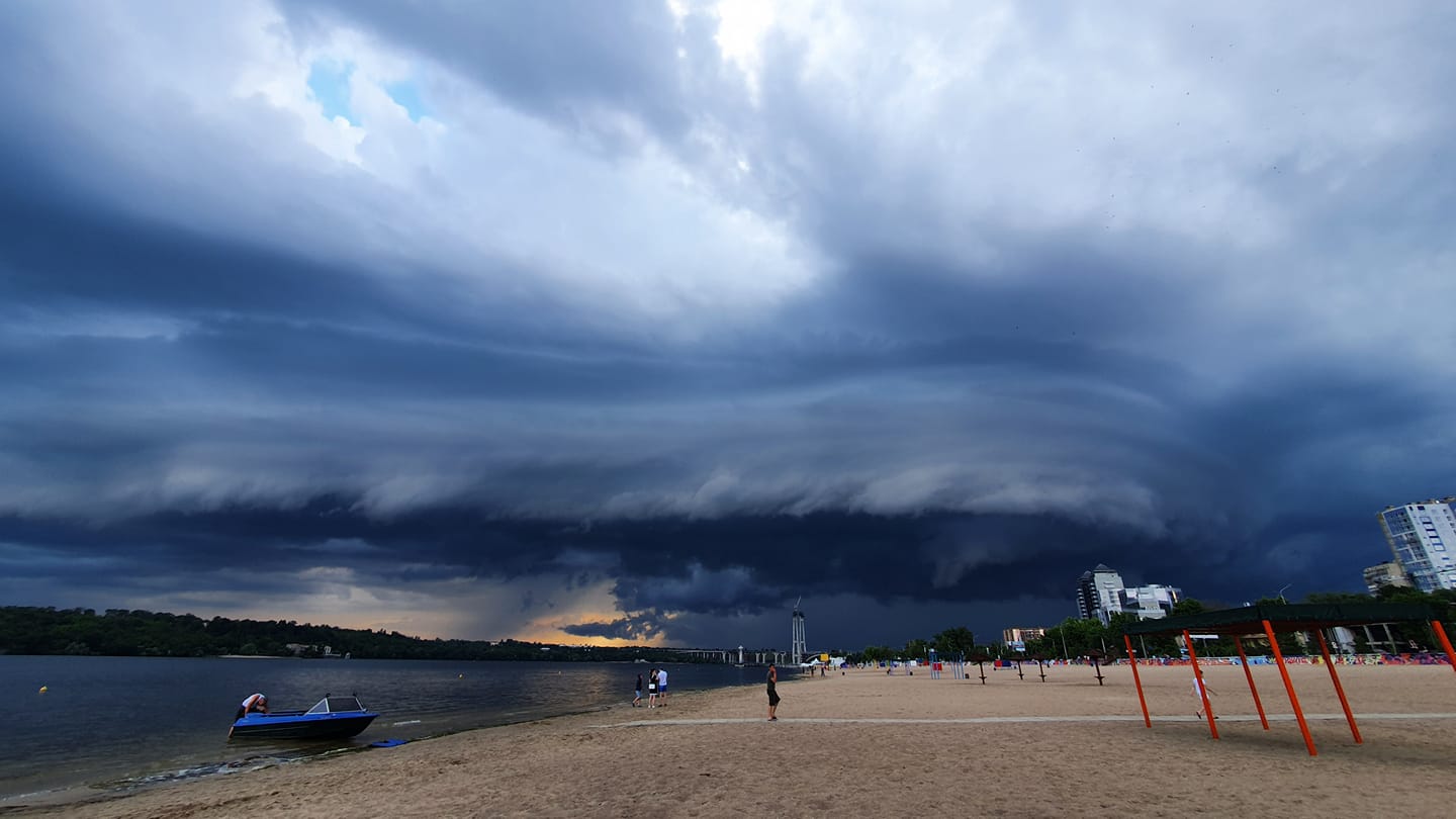 В Запорожье над небом зафиксировали необычное явление: фото поражают