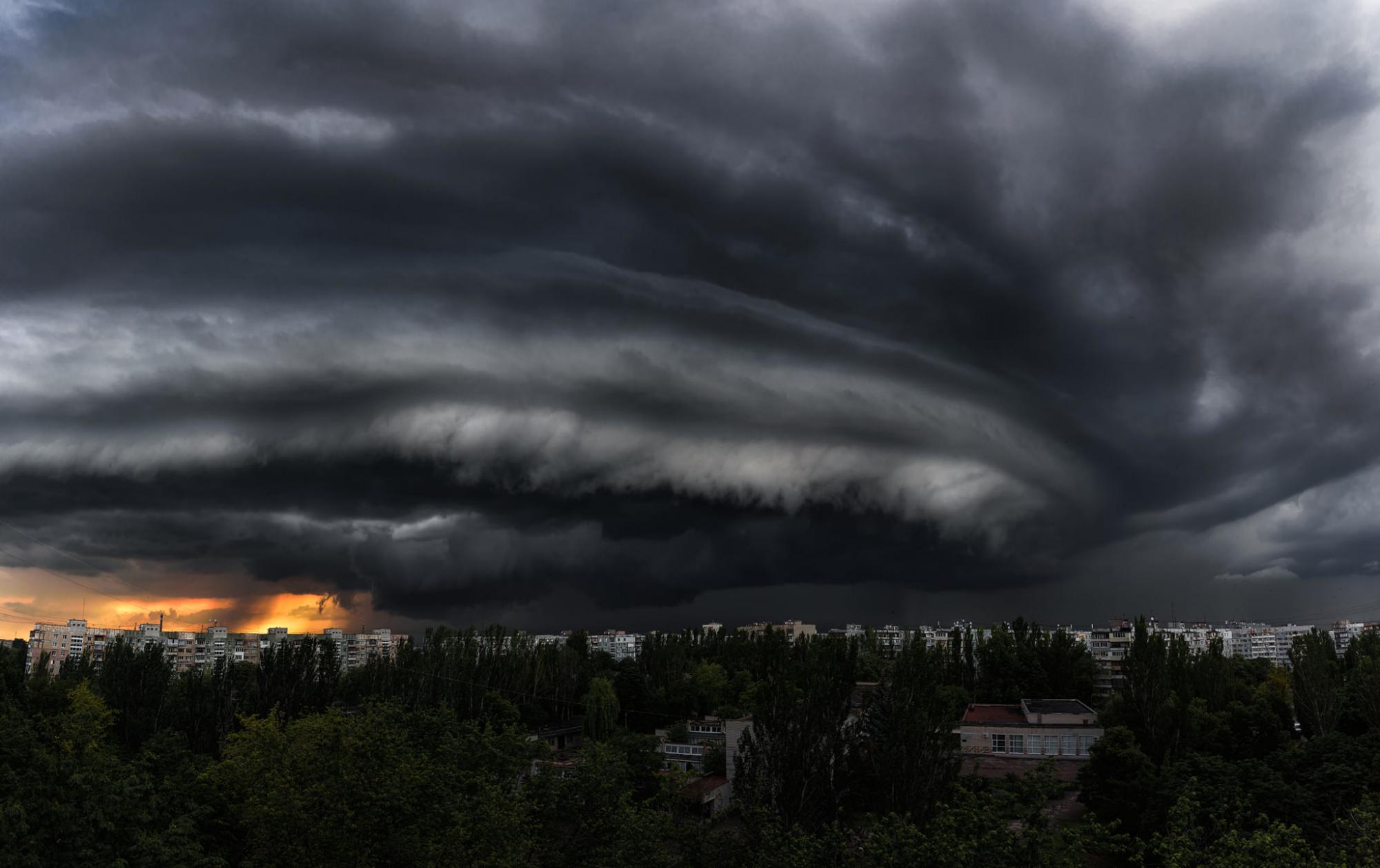 В Запорожье над небом зафиксировали необычное явление: фото поражают