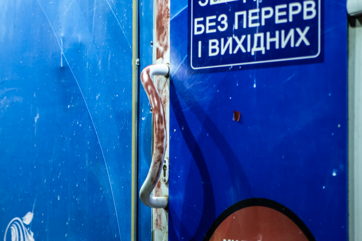 Перевернули столи і побили відвідувача: у Києві розгромили лотерею (фото)