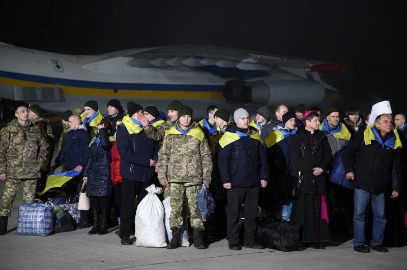 Літаки зі звільненими заручниками приземлилися в "Борисполі"