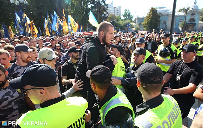 В ході мітингу під Радою сталася сутичка