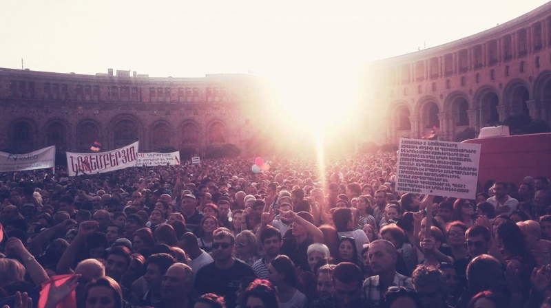 В Ереване десятки тысяч людей вышли на митинг по случаю 100 дней правительства Пашиняна