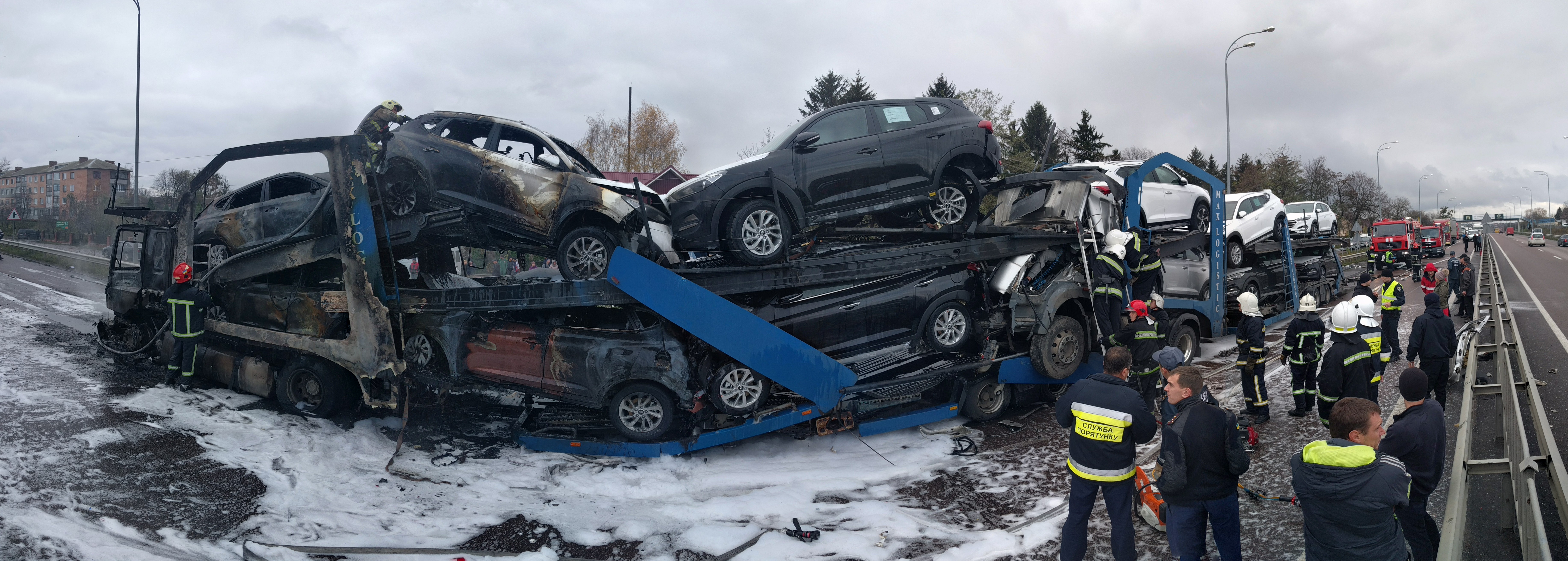 В Ровенской области столкнулись и загорелись два грузовых автомобиля, есть погибший