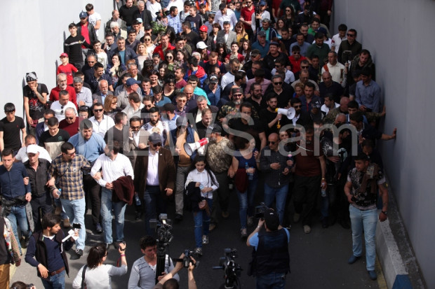 Учасники протестів в Єревані попрямували до меморіалу "Цицернакаберд"