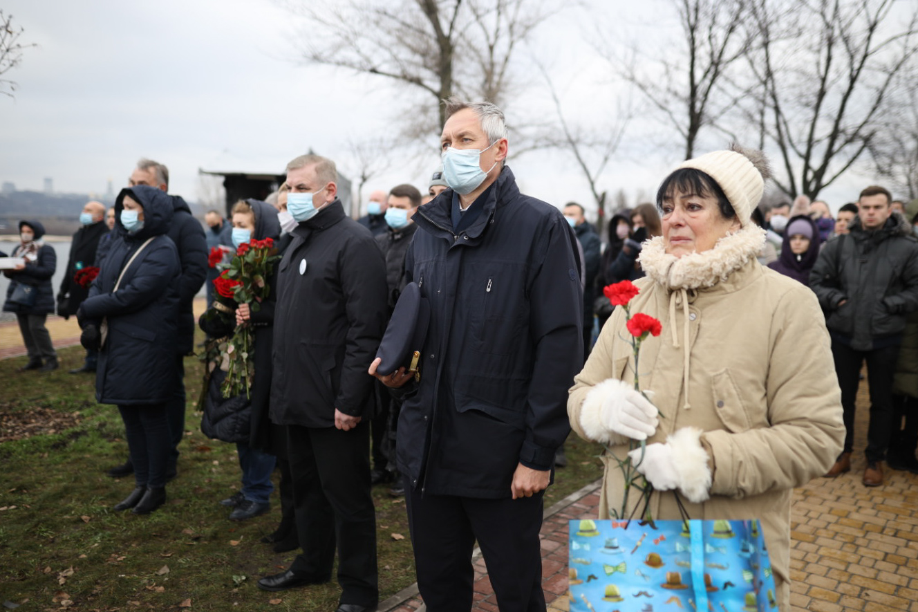 Становились на колени и плакали: в Киеве почтили память украинцев, погибших на борту МАУ в Иране