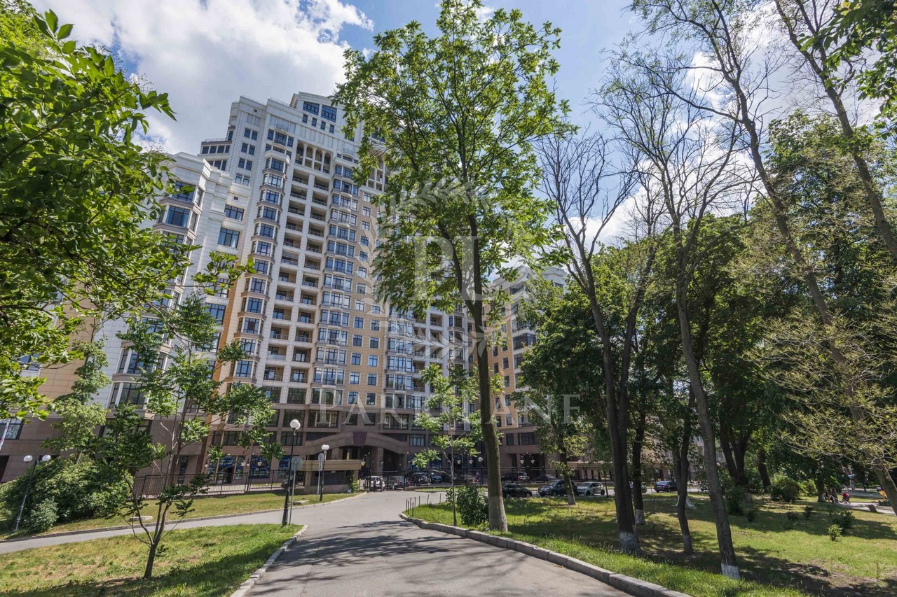 Как выглядит дом в центре Киева, где живет Зеленский: сколько стоит соседство с президентом