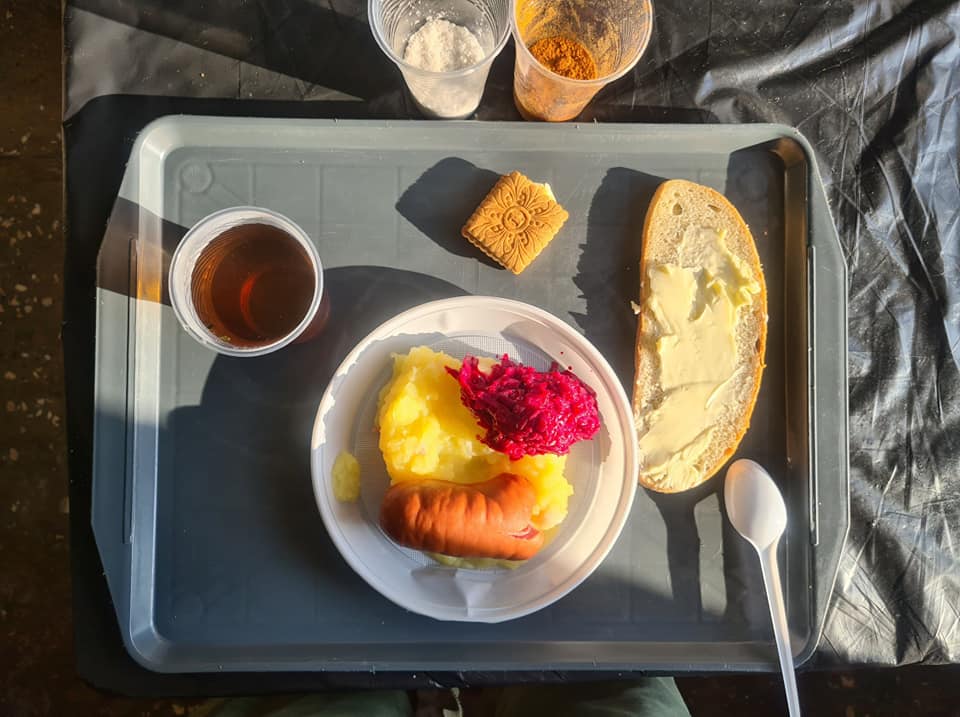 Йогурты, бананы и даже хот-доги: офицер показал, как на самом деле кормят военных ВСУ (много фото)