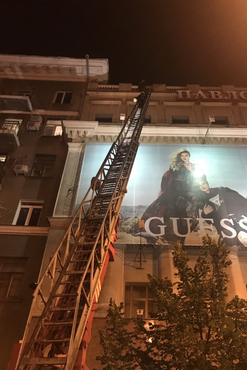 Дострибалися: у Харкові рятувальники зняли з даху юних любительок екстриму