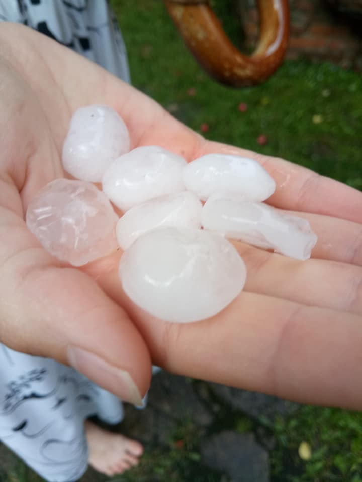 Под Хмельницким пронесся ураган с крупным градом: видео последствий стихии