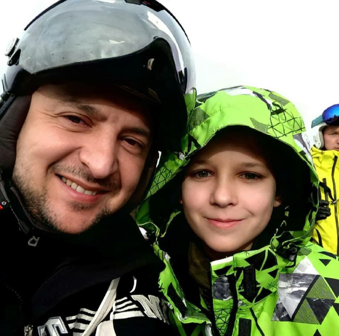 Зеленский в горнолыжном снаряжении в Буковеле фотографируется с отдыхающими