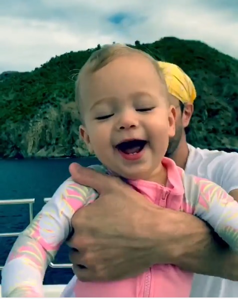 Зажигательные танцы: Иглесиас и Курникова показали подросших двойняшек (видео)