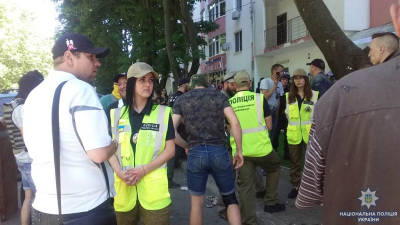 В Одессе между двумя группами возник конфликт, полиция пытается предотвратить столкновения