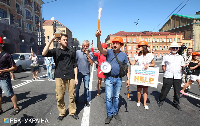 В Киеве активисты перекрыли Почтовую площадь из-за подтопления раскопок