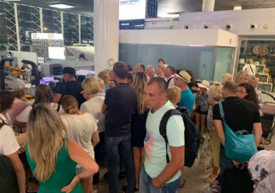 Боятся покидать аэропорт: украинские туристы застряли на Сицилии (фото)