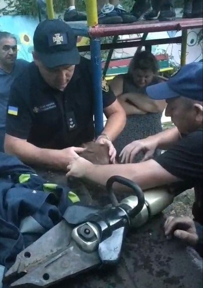 Голова попала в ловушку: ребенок застрял на детской площадке (фото, видео)