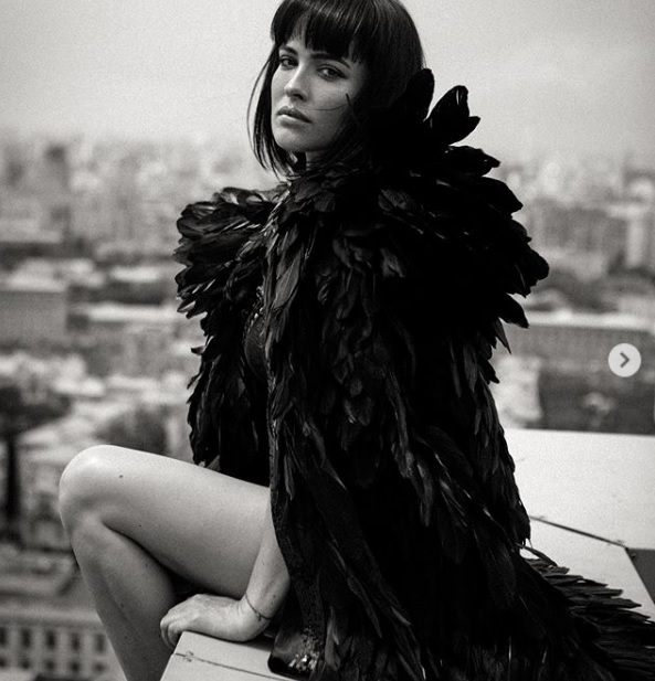 Черный лебедь: горячая Даша Астафьева устроила дерзкую фотосессию на крыше