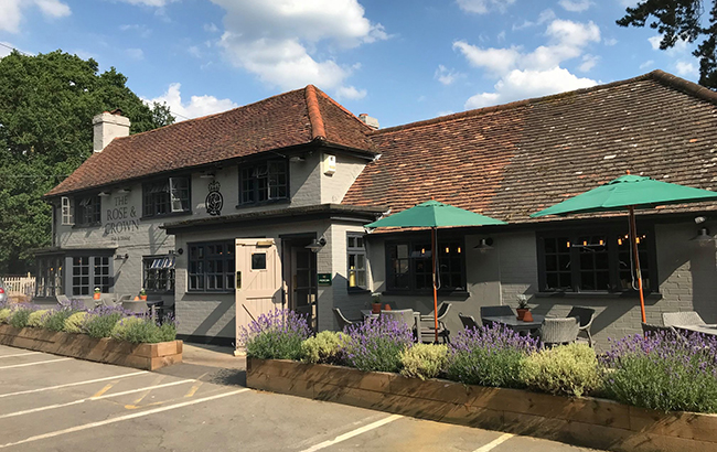 За кухлем пива: Меган Маркл і принца Гаррі засікли в дешевому пабі